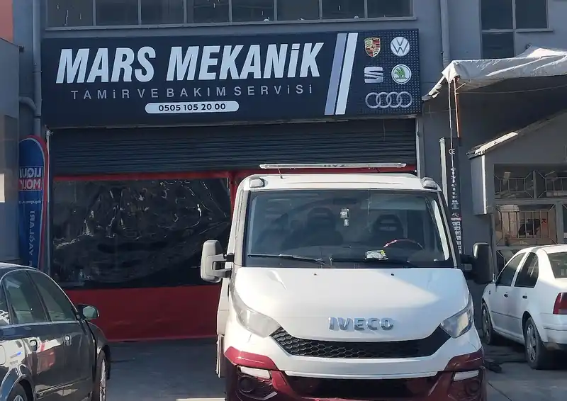 Mars Mekanik'in lacivert tabelalı servis girişi